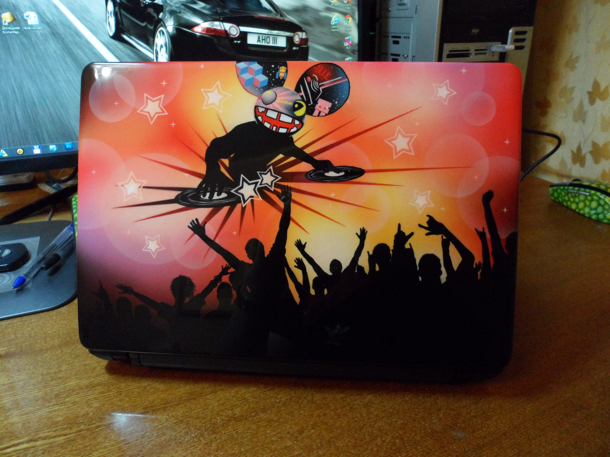 Аэрография на нетбуке Acer c Deadmau5 1